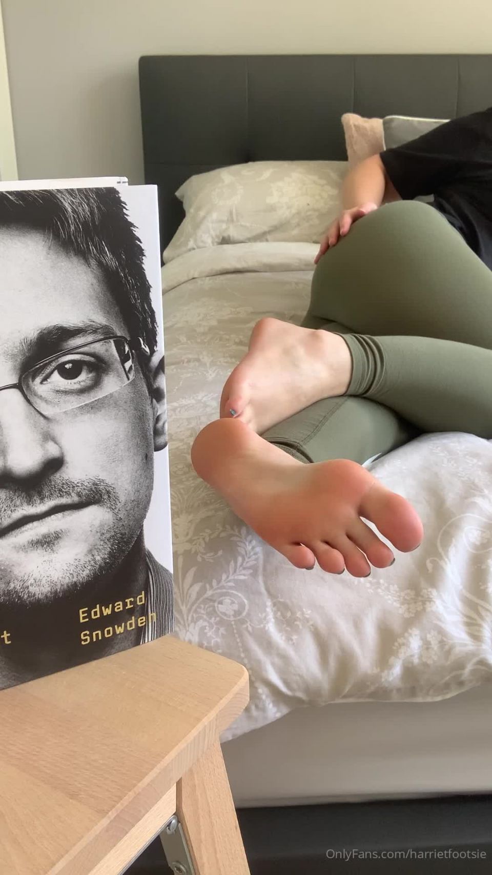 Onlyfans - Harriet King - harrietfootsie - harrietfootsieCaught my slave watching my feet today  I guess I cant blame him - 19-04-2020