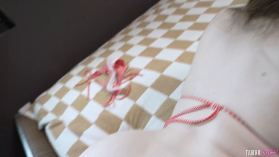 Lilibet Saunders, yo y el papá del paso siempre follan cuando la mamá del paso deja V2 P1-3 - FullHD 1080P