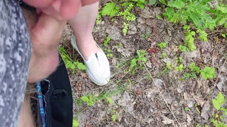 Mamadas Un amigo chupa mi polla en un parque público y se traga esperma