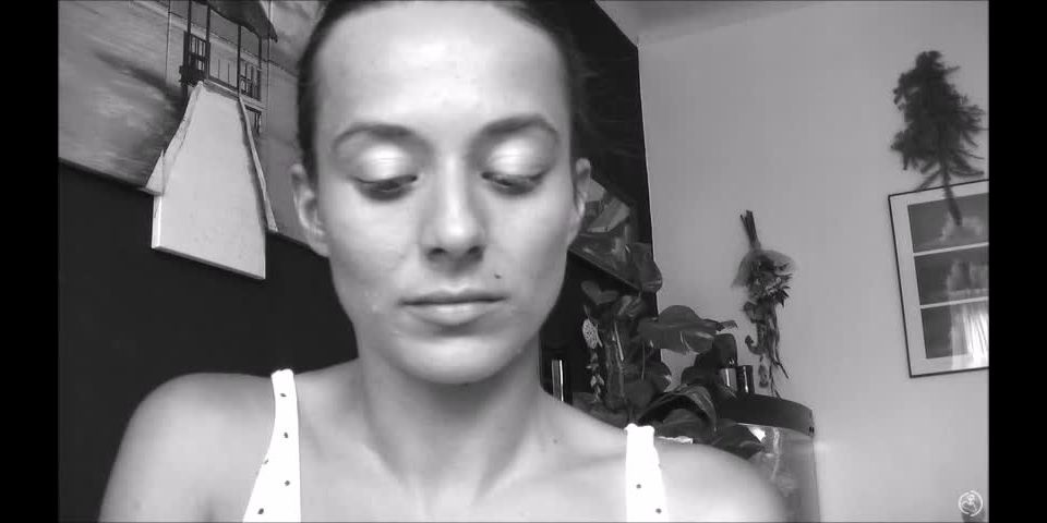 Maquillaje preparando en video de chat para solicitud