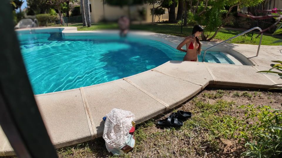 Daring Kiara – Voyeur Viéndome masturbarme en la piscina pública del hotel
