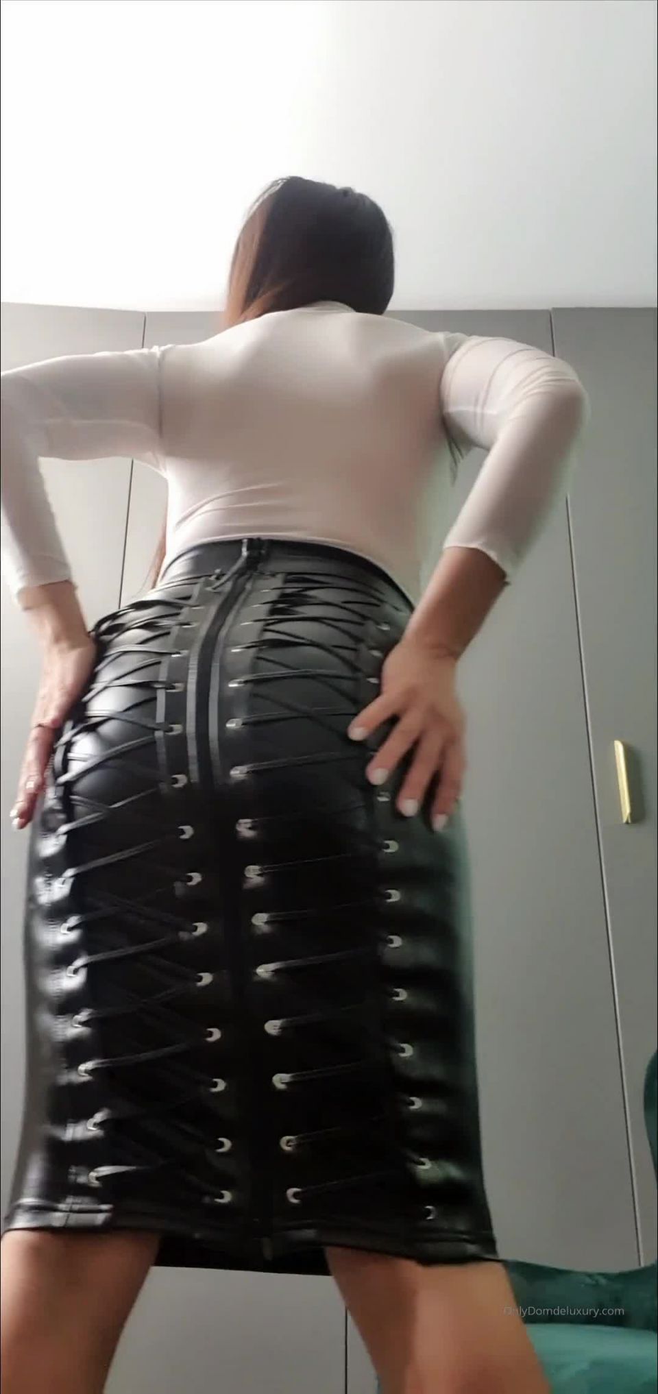 Diosa Domdeluxury - domdeluxury - Siterip - K2S - UBIQFILE () Envuelto en esta falda de cuero apretado su sooo apretado aunque al igual que su maldito