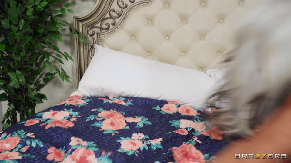 Abuela Sneaky : Sally D'Angelo.