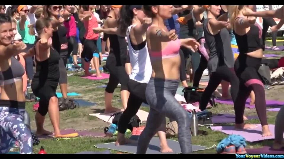 Clases de yoga público sexy culos