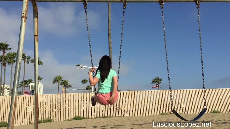 Luscious López[0346464] cámara lenta: culo grande en pantalones cortos en un columpio #merica #lusciouslopez [2017-07-04]