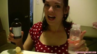 Diaperedonline2Savannah Savannah aceite de ricino POV en botella de bebé