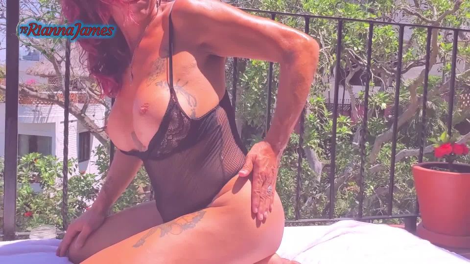 video para adultos 41 feminización femdom femdom porno Rianna James - Suntanning, Open Veranda [FullHD 1080p]  transexual