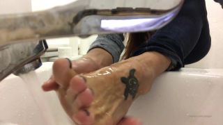 Cali Logan - Limpiando mis pies para que Cadence y Anstasia puedan probarlos.