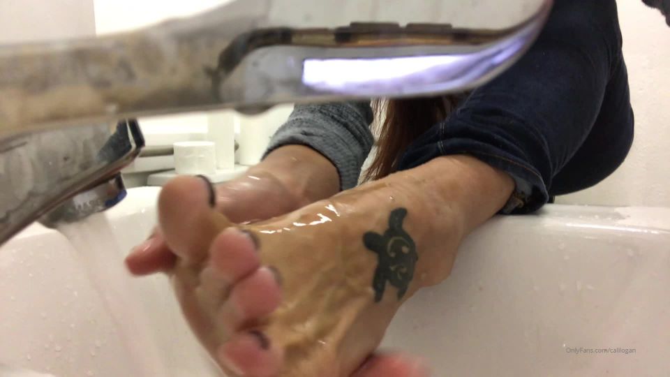 Cali Logan - Limpiando mis pies para que Cadence y Anstasia puedan probarlos.
