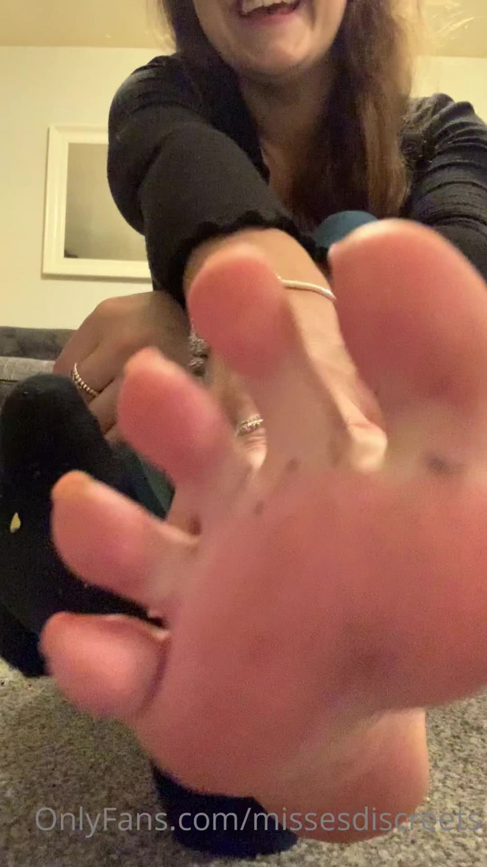 Onlyfans - Reina de Sole - misseesdiscreets - misseesdiscreets Mirame quitarme mis zapatos y calcetines - 14-09-2021