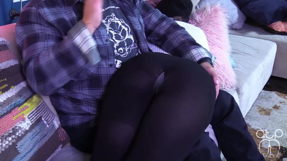 video 35 Estudiantes de intercambio extranjero aprende las reglas de la casa - Otk Spanking - nalgadas - fetiche de dinero porno femenino