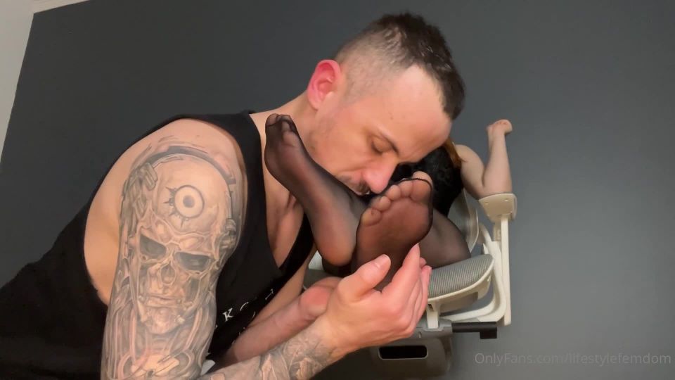 LifeStyle Femdom Lifestylefemdom - the nylon pantyhose on my feet makes them even sexier plus the pantyhose perfectly absorb 28-04-2023