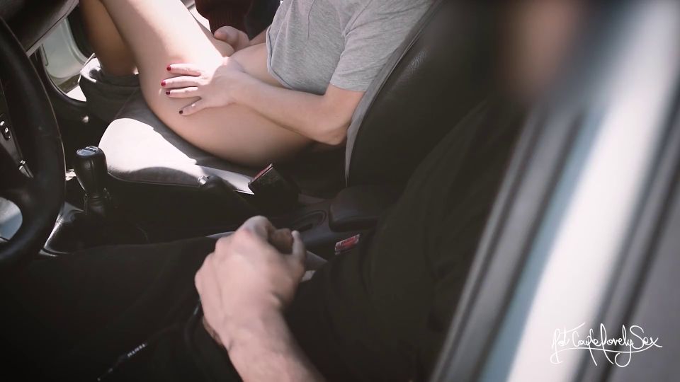 Un Voyeur nos atrapa jugando en el coche así que le doy una paja!