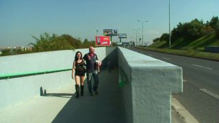 Chica alemana de pelo oscuro haciendo una polla semen duro cerca de la carretera o....