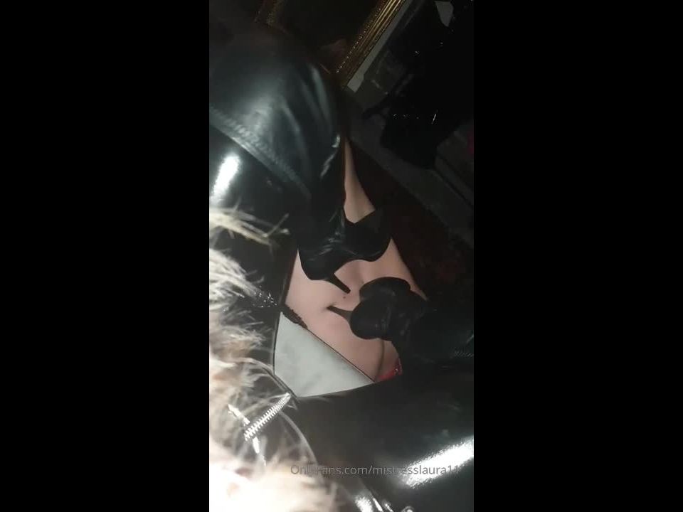 Miss Laura - mistresslaura11 () Mistresslaura - clip digging my sexy leather heels into his back 22-09-2019