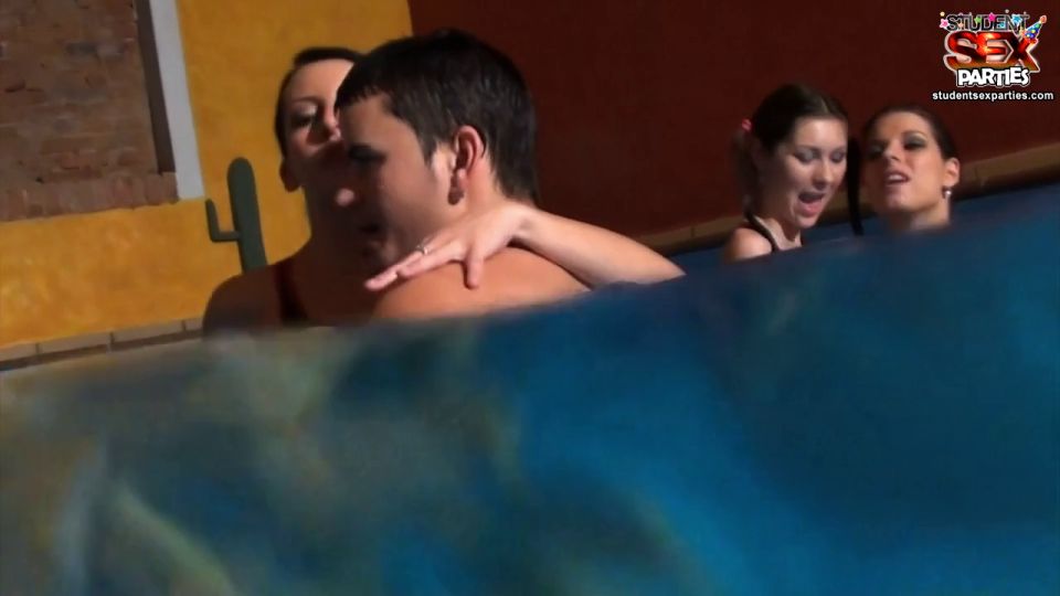 Estudiantes Birtay Sex Party Por la piscina llena (partida) Kattie Gold