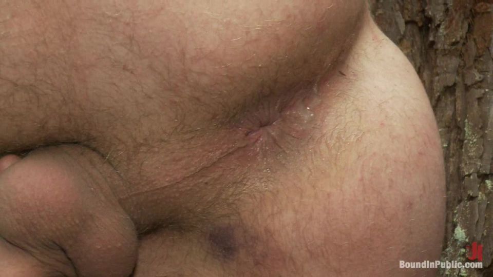 Los hombres calientes saltan en un deportista festiva y lo convierten en un esclavo sexual en un campamento.!!!