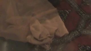 Kinky Cutie Parte 2. Max sigue prestando atención a los pies de Meesha, luego se le ordena que la vista en sus ligas, nylons, y tacones! Ella disfruta de su dominación mucho, y se trata de un cigarrillo. Femdom!