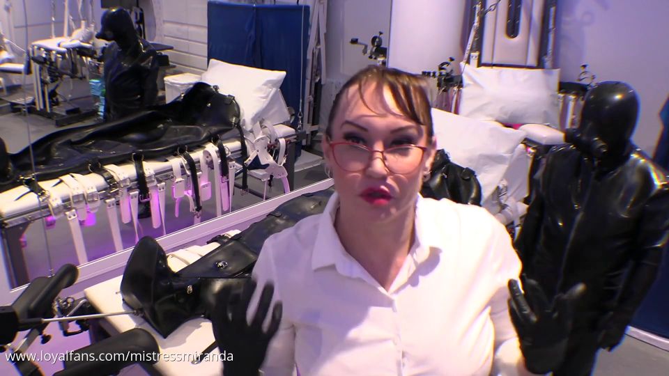 Miss Miranda - El día caliente de goma Parte 1 - Femdom