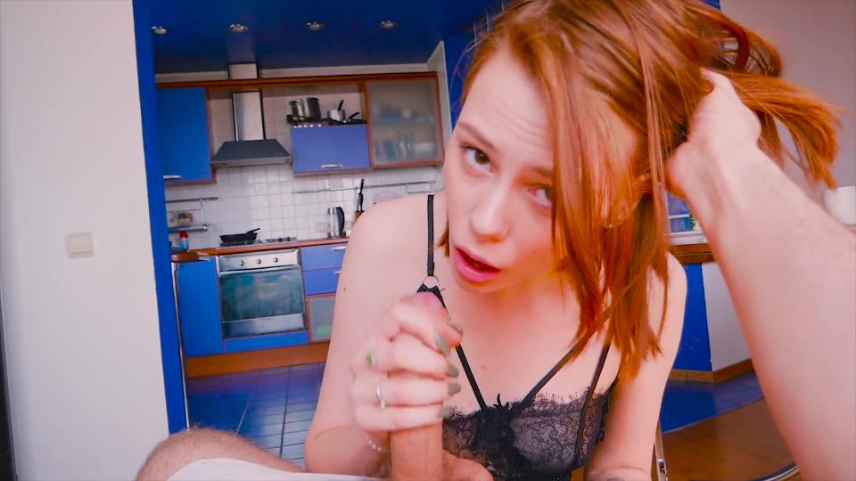 AriaVixНежно засовываю член Foxy Elf глубоко в ротик  Ей очень нравиться сосать большой член