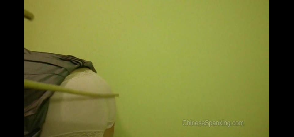 M066 - Latigazos por el profesor en el fondo en falda