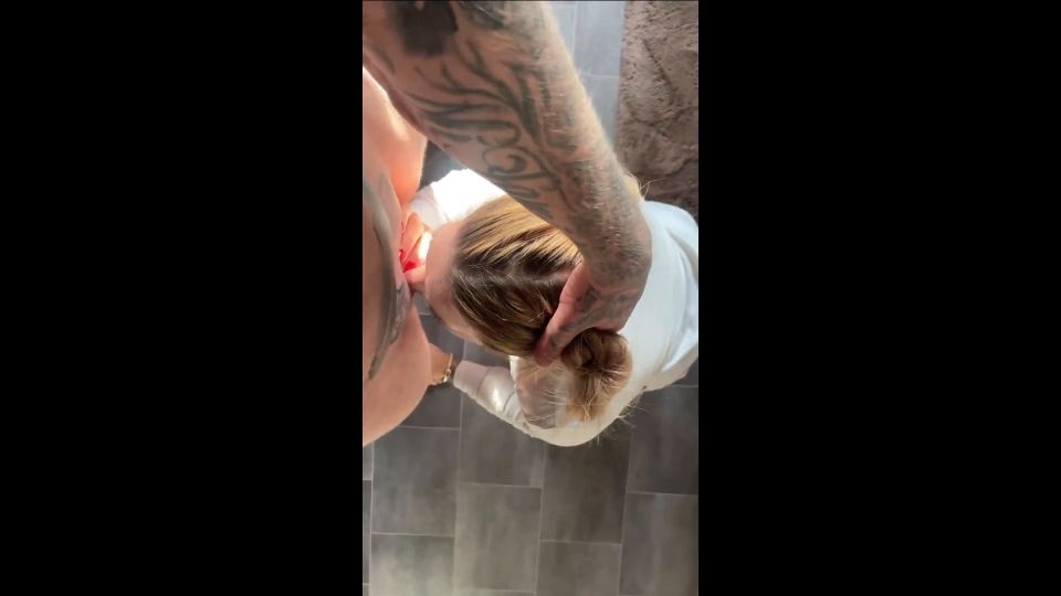 SexyAnina - Mitbewohnern nach dem Duschen abgefangen und abgeblasen - FullHD 1080P