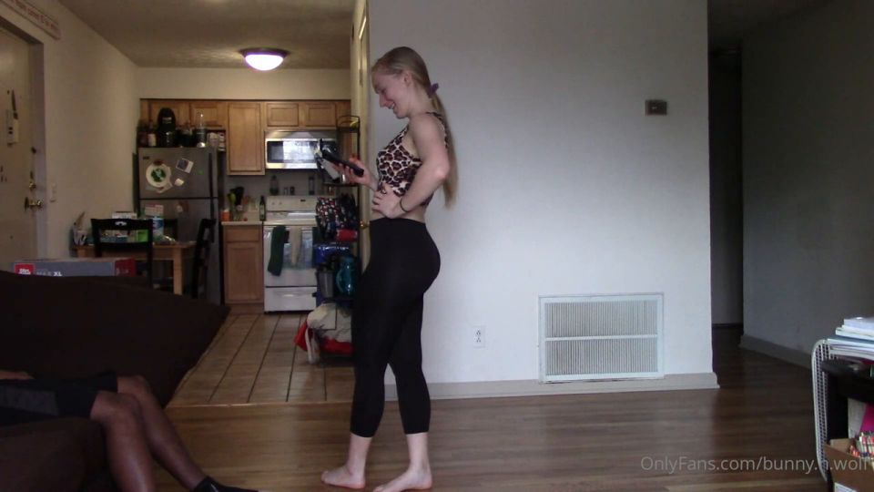 Una chica delgada en medias castiga a un chico en las bolas conejito_n_wolf (Porno fetiche)