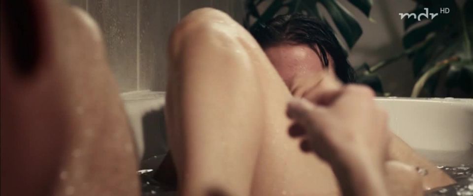 Jessy Moravec - Fische (2016) HD 720p - (Celebrity porn)