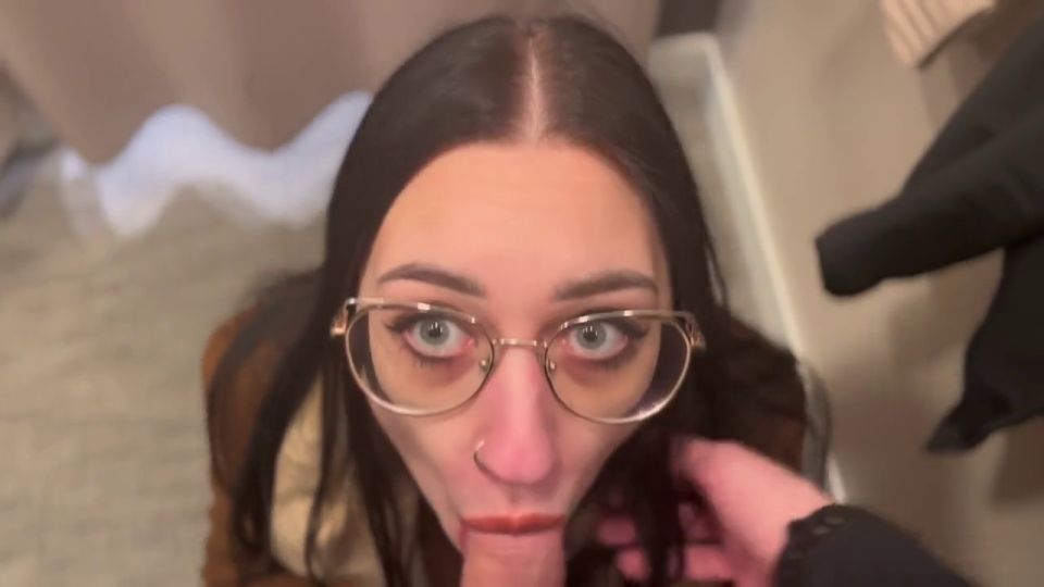 Angels Universum - Robi loda z głębokim gardłem w przymierzalni - Połyka spermę w sklepie