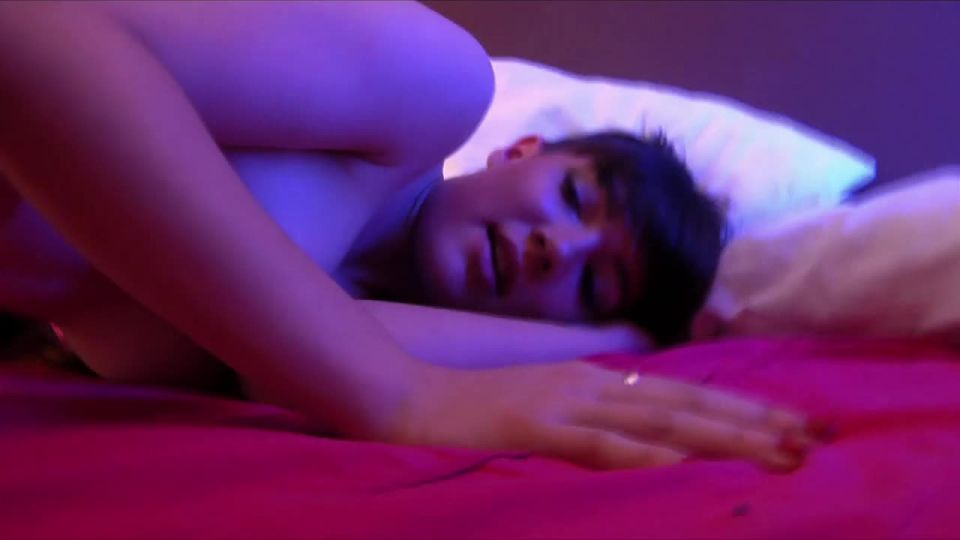 Educación sexual de un adolescente francés por la estrella porno Nikita Bellucci. Puño-fucking