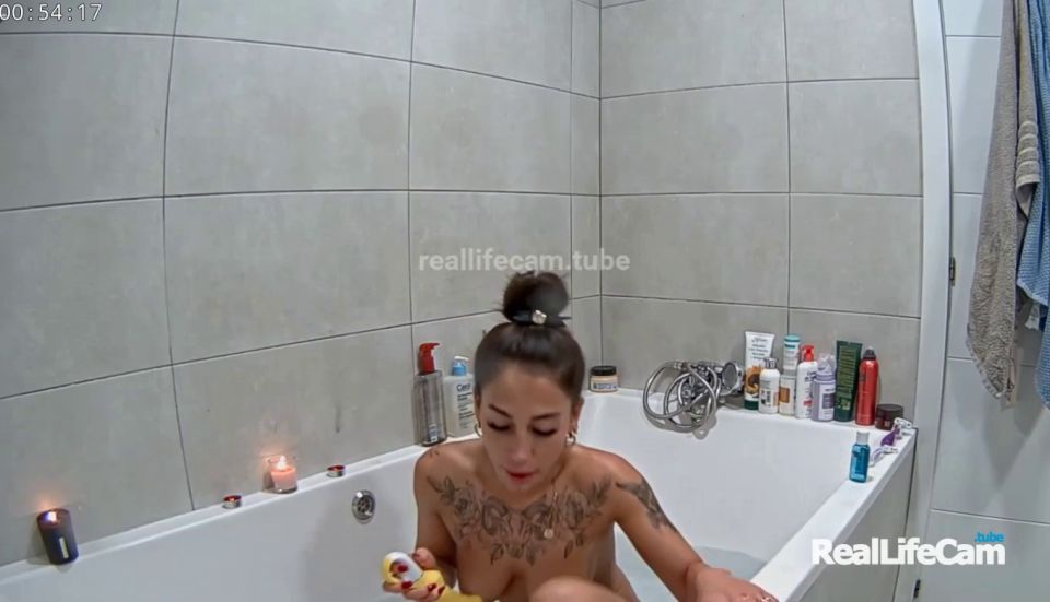 Reallifecam - Lina Pussy Fuck Duro Penetración con Dildo en la bañera 17.01.2025 780P - Voyeur