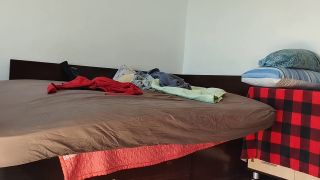 HairyMaid - Moglie sexy si diverte a provare vestiti e a tagliarli di dosso. Mora balla nuda per casa.