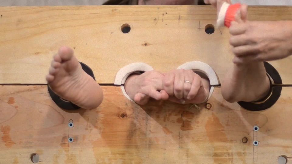 Kay se lava las manos y los pies en el caldo de la población Pie!