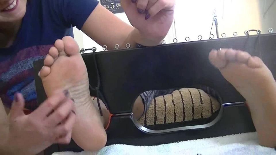 Ticklify The Rookie Can’t Take It (Porno fetiche)