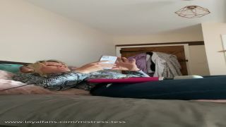 Señora Tess en Video - Orgasmo a través de los vaqueros flacos Toda...