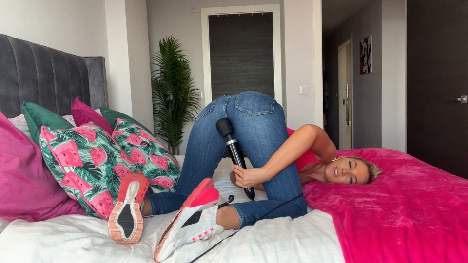 RhiannonRyder1995 - Barbie Masturbates In Denim Jeans