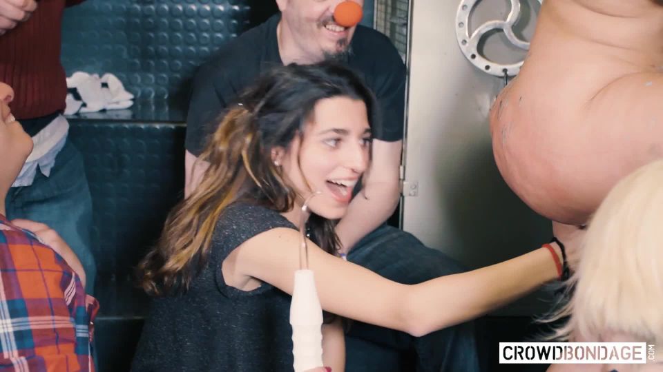 Curvy Blondie Fesser dominada en la escena de grupo BDSM