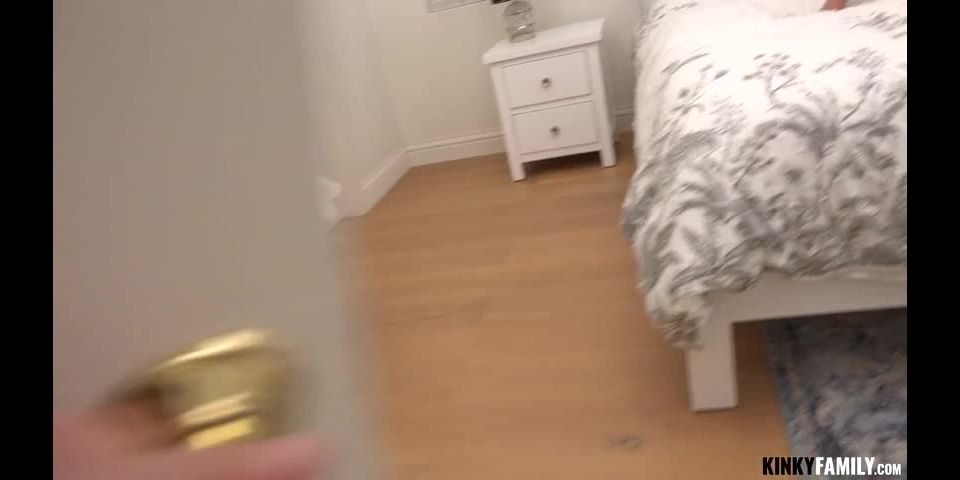 River Lynn - Hacerse amantes con Stepdad - 06 Enero 2022