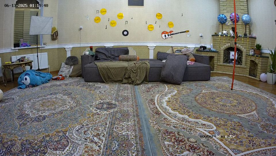 Voyeur Fun: Crockee Aora's Hidden Couch Party [HD 2025]