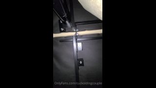 Cornudo de pareja - la emoción de que se esconden debajo de la cama masturbando su polla subpar era tan intenso que ar 10-03-2022