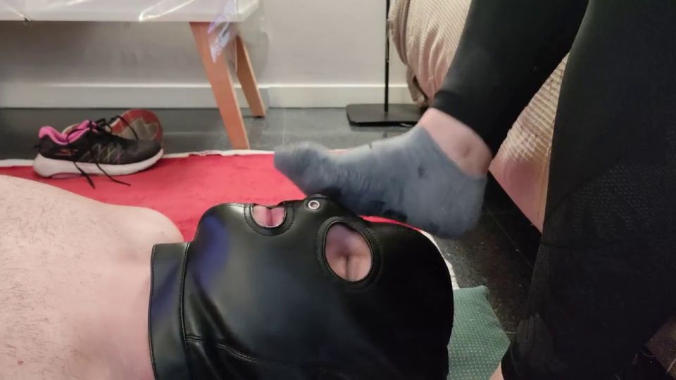 Viking Carpet - My slave sucks my sweaty, stinky feet after a hard gym session