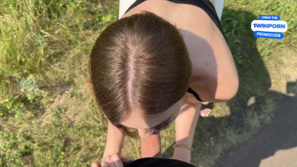 Linda tetona linda babe en blanco Leggings apretados muestra culo grande en paseo había sexo casual rápido