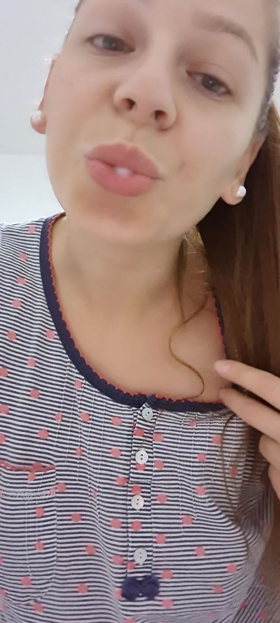 online xxx clip 21 Buenos días Mis queridos niños y niñas – LADY ANNABELLE, pies sobre los pies porno