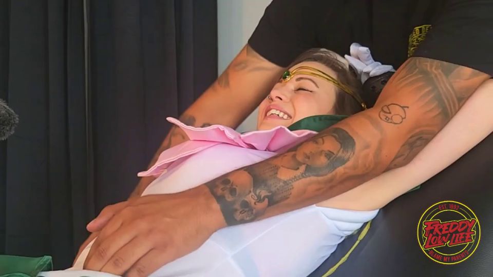 Andi The Anime Expo Cosplayer de Ticklish Sides se expone cosquillaTrash (Pies porno)