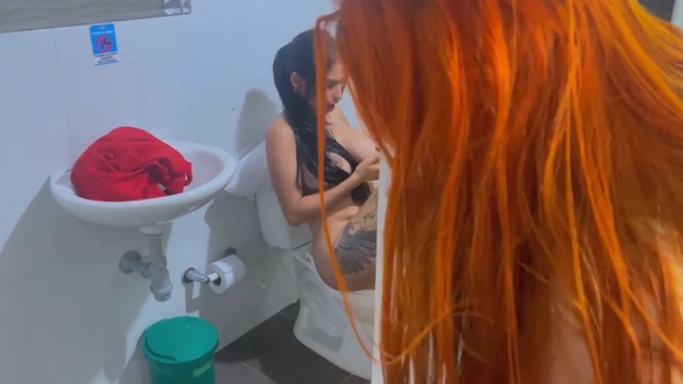 Mi Tía Me Descubre En El Baño MiENTRAS Me Masturbo Mi Coño Y Mi Culo J