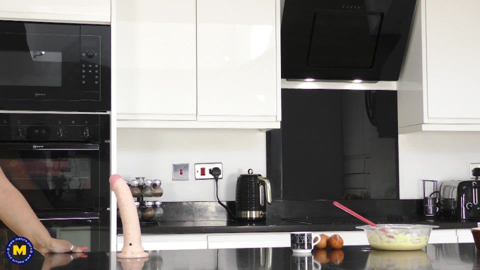 Thick MILF Tiny gets wet in her kitchen*