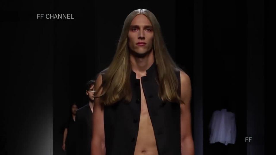 Nude on the catwalk - Model - Oops