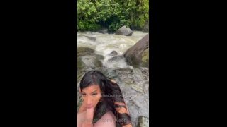 Laura Sáenz (@sweetlaurasaenz) en algunas mamadas en el río 1920p...