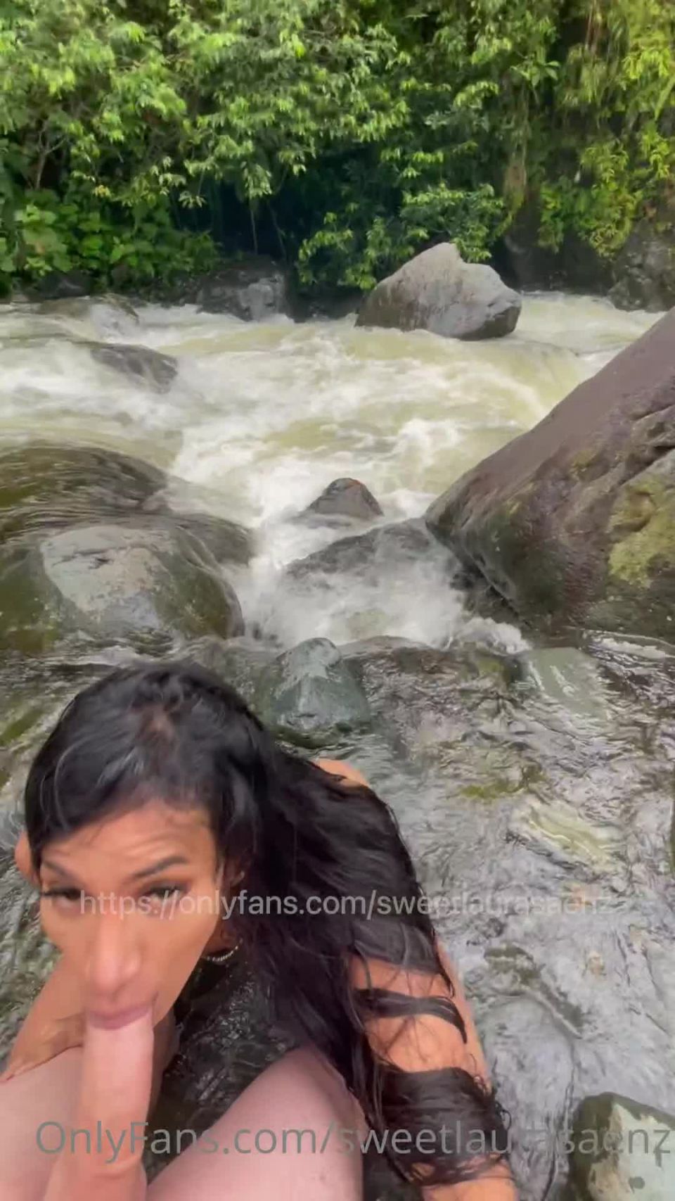 Laura Sáenz (@sweetlaurasaenz) en algunas mamadas en el río 1920p...