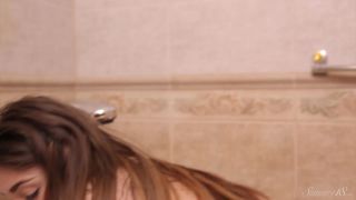 [Stunning18] Masturbación de ducha de Aggie [08.08.22] [1080p]